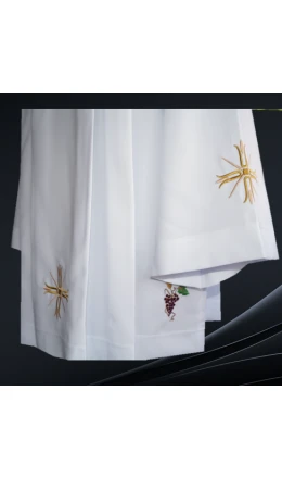 Komża kapłańska z krzyżami